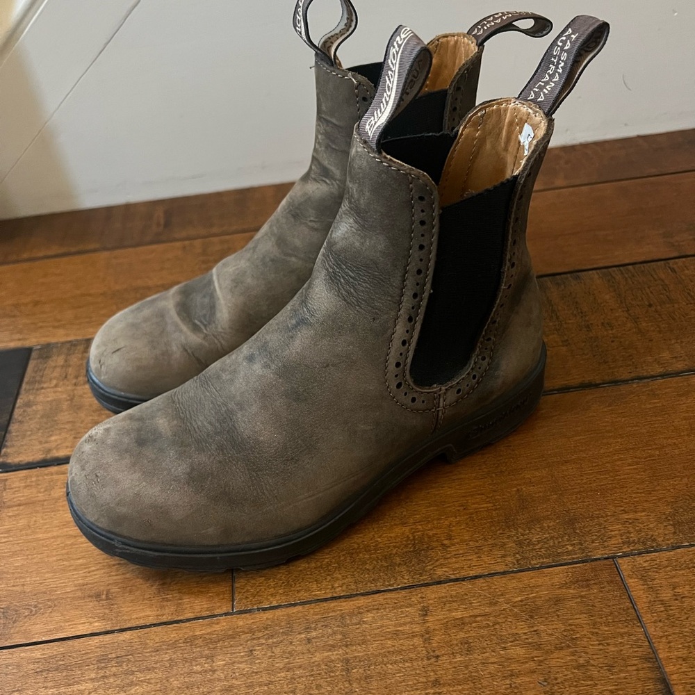 Blundstone Distressed Brown Leather Boots